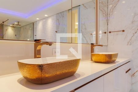 Apartamento à venda com 350m², 3 quartos e 3 vagas Apartamento à venda com 350m², 3 quartos e 3 vagasBanheiro da Suíte 1