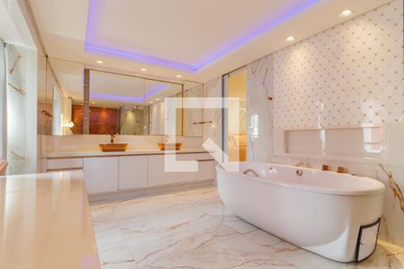 Apartamento à venda com 350m², 3 quartos e 3 vagas Apartamento à venda com 350m², 3 quartos e 3 vagasBanheiro da Suíte 1