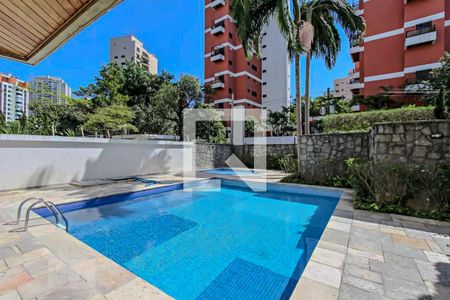 Apartamento à venda com 350m², 3 quartos e 3 vagas Apartamento à venda com 350m², 3 quartos e 3 vagasÁrea comum - Piscina