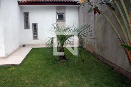 Casa à venda com 210m², 2 quartos e 2 vagas Casa à venda com 210m², 2 quartos e 2 vagasEntrada