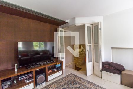 Casa de condomínio à venda com 435m², 5 quartos e 4 vagasSala de TV