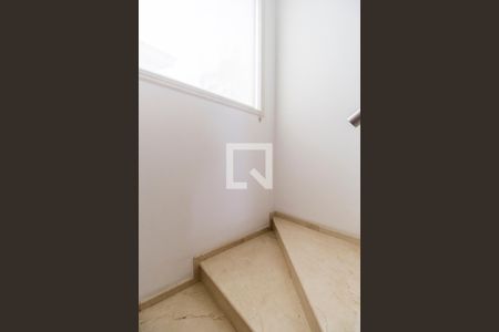 Casa de condomínio à venda com 435m², 5 quartos e 4 vagasEscada