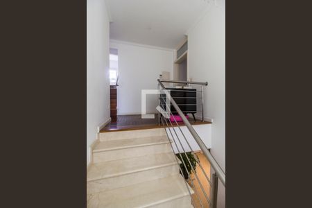 Casa de condomínio à venda com 435m², 5 quartos e 4 vagasEscada