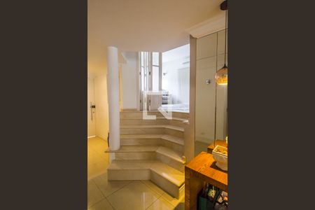 Casa de condomínio à venda com 435m², 5 quartos e 4 vagasEscada