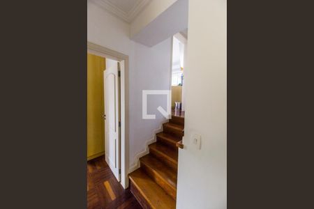 Casa de condomínio à venda com 435m², 5 quartos e 4 vagasEscada