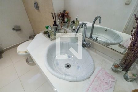 Casa de condomínio à venda com 435m², 5 quartos e 4 vagasDetalhe do banheiro