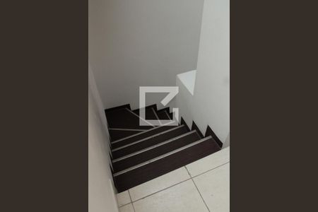 Casa de condomínio para alugar com 85m², 2 quartos e 1 vagaEscada