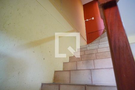 Escada para o quarto de casa de condomínio para alugar com 1 quarto, 80m² em Barra da Lagoa, Florianópolis