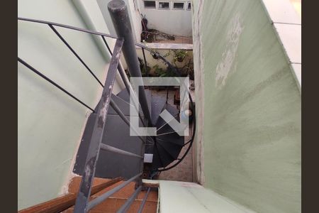 Escada do 2ª andar para o 1ª andar de casa à venda com 3 quartos, 90m² em Bom Retiro, São Paulo