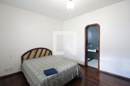 Casa para alugar com 326m², 4 quartos e 4 vagasSuite