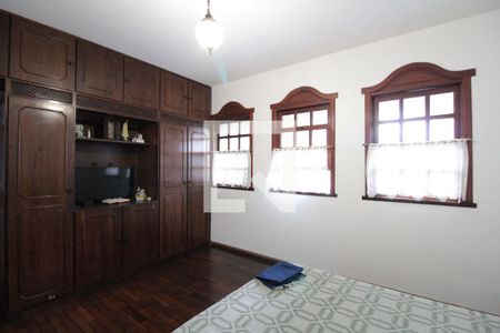 Casa para alugar com 326m², 4 quartos e 4 vagasSuite