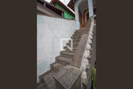 Casa para alugar com 140m², 2 quartos e 2 vagas Casa para alugar com 140m², 2 quartos e 2 vagasEscada