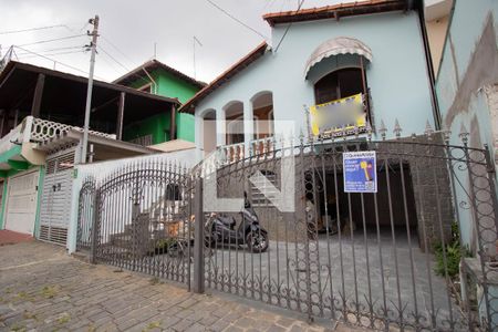 Casa para alugar com 140m², 2 quartos e 2 vagas Casa para alugar com 140m², 2 quartos e 2 vagasFachada