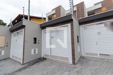 Casa à venda com 108m², 3 quartos e 2 vagas Casa à venda com 108m², 3 quartos e 2 vagasFachada