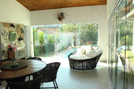 Casa de condomínio para alugar com 450m², 3 quartos e 5 vagasÁrea externa  