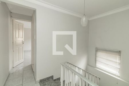 Casa à venda com 165m², 2 quartos e 2 vagas Casa à venda com 165m², 2 quartos e 2 vagasEscada