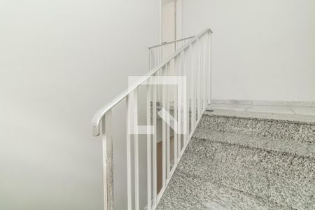 Casa à venda com 165m², 2 quartos e 2 vagas Casa à venda com 165m², 2 quartos e 2 vagasEscada