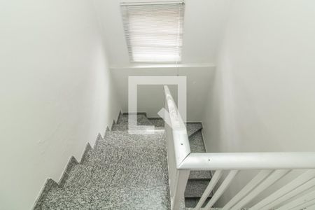 Casa à venda com 165m², 2 quartos e 2 vagas Casa à venda com 165m², 2 quartos e 2 vagasEscada