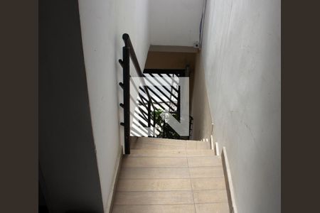 Escada de Entrada de kitnet/studio para alugar com 1 quarto, 20m² em Jardim Santa Clara, Guarulhos