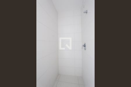 Banheiro de apartamento à venda com 1 quarto, 48m² em Passo D’areia, Porto Alegre