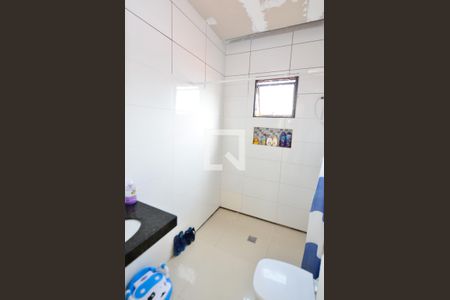 Casa à venda com 89m², 8 quartos e 3 vagas Casa à venda com 89m², 8 quartos e 3 vagasBanheiro social/ casa2