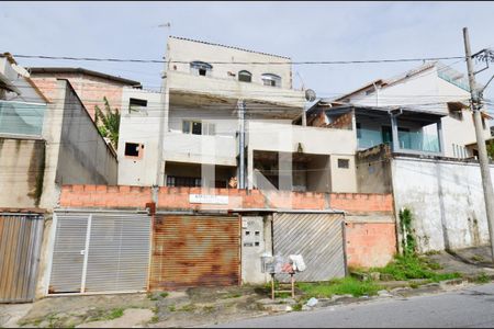 Casa à venda com 89m², 8 quartos e 3 vagas Casa à venda com 89m², 8 quartos e 3 vagasFachada da casa