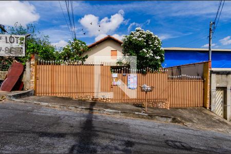 Casa para alugar com 300m², 3 quartos e 1 vaga Casa para alugar com 300m², 3 quartos e 1 vagaFachada