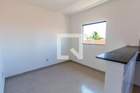 Sala de casa de condomínio para alugar com 2 quartos, 50m² em Maracanã, Praia Grande