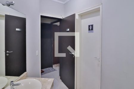 Banheiro de kitnet/studio para alugar com 1 quarto, 9m² em Butantã, São Paulo