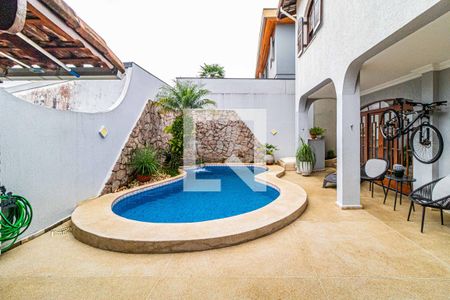 Casa à venda com 235m², 3 quartos e 2 vagas Casa à venda com 235m², 3 quartos e 2 vagasPiscina