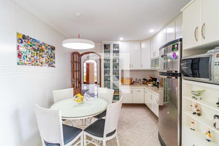 Casa à venda com 235m², 3 quartos e 2 vagas Casa à venda com 235m², 3 quartos e 2 vagasCozinha