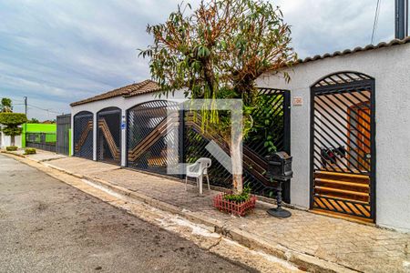 Casa à venda com 235m², 3 quartos e 2 vagas Casa à venda com 235m², 3 quartos e 2 vagasFachada