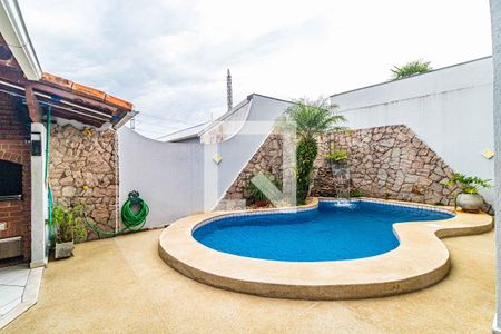 Casa à venda com 235m², 3 quartos e 2 vagas Casa à venda com 235m², 3 quartos e 2 vagasPiscina