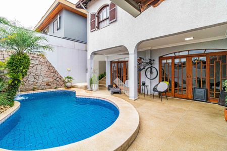 Casa à venda com 235m², 3 quartos e 2 vagas Casa à venda com 235m², 3 quartos e 2 vagasPiscina