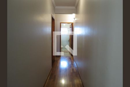 Casa à venda com 394m², 3 quartos e 4 vagasCorredor Interno Acesso Quarto 2 e 3