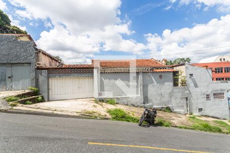 Casa à venda com 420m², 2 quartos e 2 vagasFachada