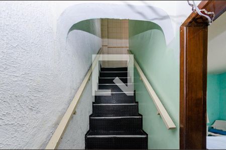 Casa para alugar com 150m², 4 quartos e 2 vagas Casa para alugar com 150m², 4 quartos e 2 vagasEscada