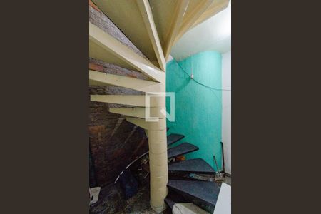 Casa para alugar com 150m², 4 quartos e 2 vagas Casa para alugar com 150m², 4 quartos e 2 vagasEscada