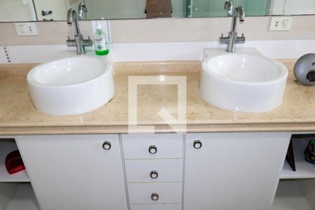 Casa à venda com 400m², 4 quartos e 8 vagasBanheiro da Suíte 2