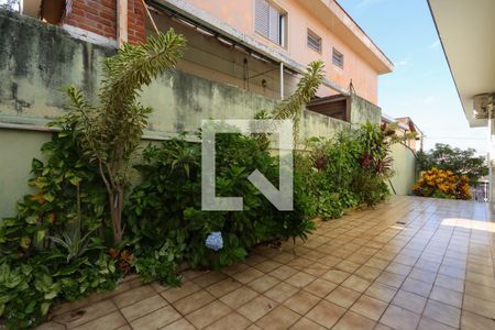Casa à venda com 309m², 4 quartos e 6 vagas Casa à venda com 309m², 4 quartos e 6 vagasQuintal