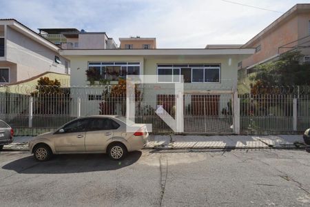 Casa à venda com 309m², 4 quartos e 6 vagas Casa à venda com 309m², 4 quartos e 6 vagasFachada