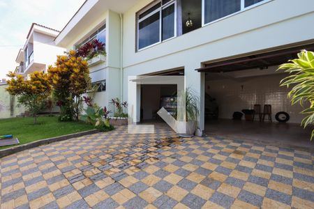 Casa à venda com 309m², 4 quartos e 6 vagas Casa à venda com 309m², 4 quartos e 6 vagasGaragem