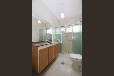 Casa à venda com 309m², 4 quartos e 6 vagas Casa à venda com 309m², 4 quartos e 6 vagasBanheiro social