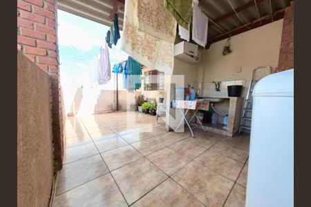 Casa à venda com 216m², 6 quartos e 2 vagas Casa à venda com 216m², 6 quartos e 2 vagasVaranda