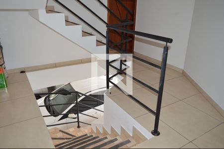 Apartamento para alugar com 65m², 2 quartos e sem vagaEscada