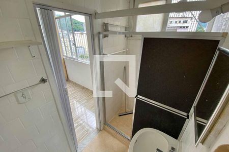 Banheiro de kitnet/studio para alugar com 1 quarto, 24m² em Laranjeiras, Rio de Janeiro