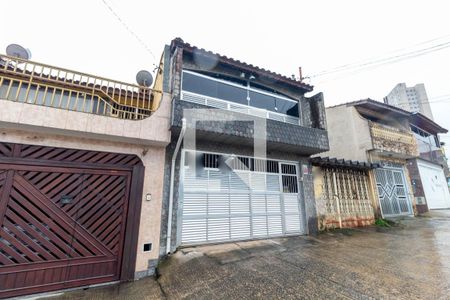 Casa à venda com 129m², 2 quartos e 2 vagas Casa à venda com 129m², 2 quartos e 2 vagasFachada