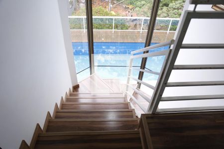 Casa à venda com 800m², 3 quartos e 4 vagasEscada