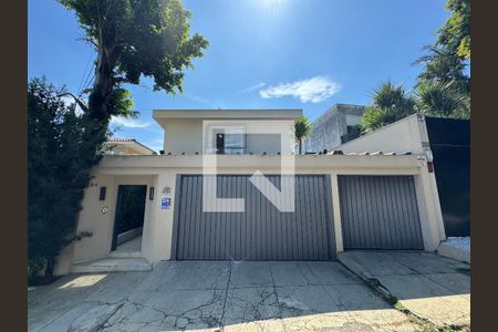 Casa à venda com 278m², 3 quartos e 3 vagas Casa à venda com 278m², 3 quartos e 3 vagasFachada