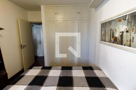 Apartamento à venda com 220m², 3 quartos e 2 vagas Apartamento à venda com 220m², 3 quartos e 2 vagasQuarto 2 - Armários